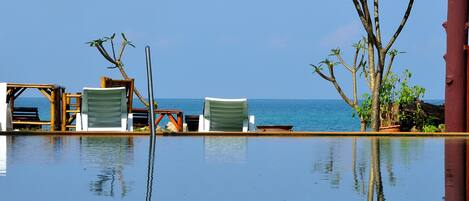 Minibar, värdeförvaringsskåp på rummet och skrivbord