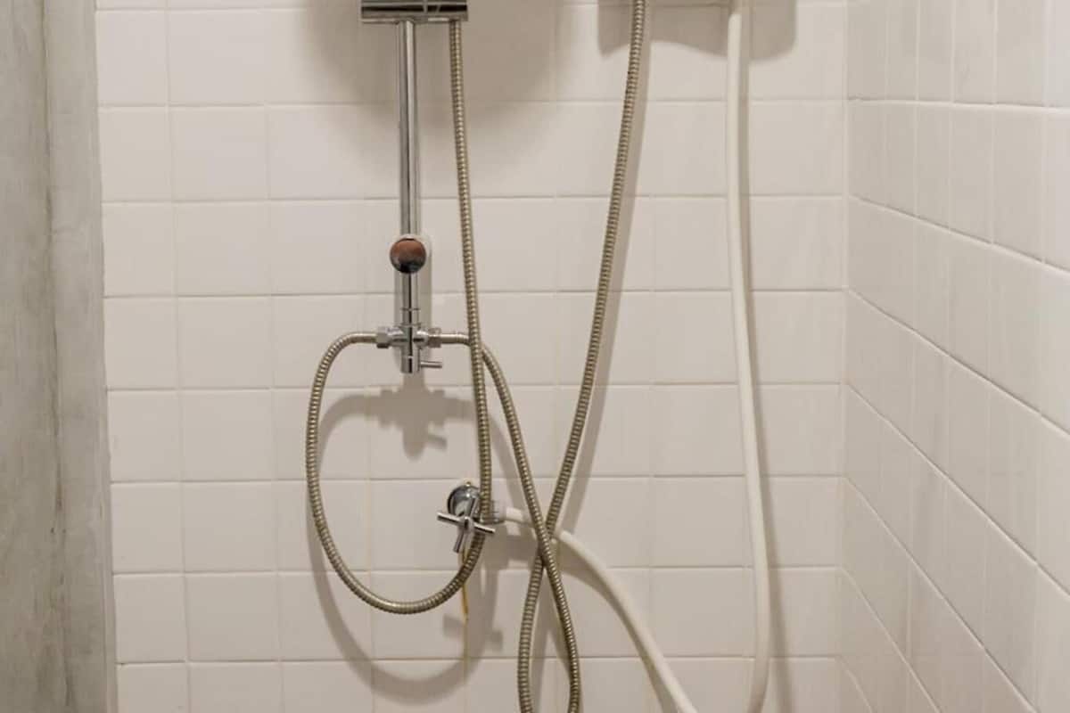 shower, free toiletries, towels