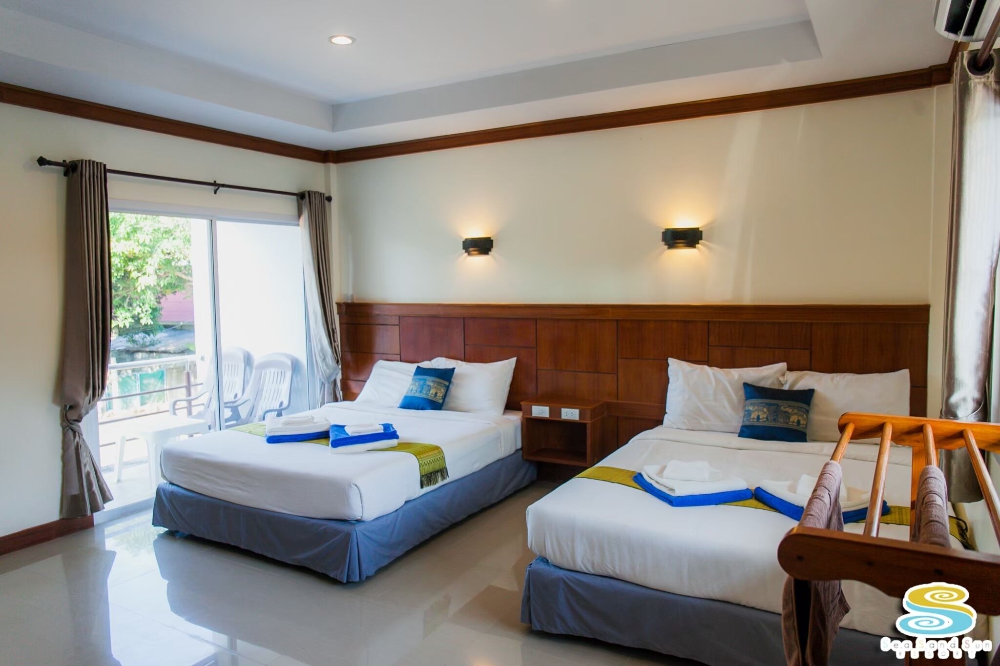 Deluxe Double Room (Building) | Minibar, caja fuerte, escritorio y cortinas opacas