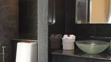 Deluxe-Zimmer, Poolblick | Badezimmer