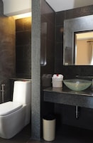 Ducha, artículos de tocador gratuitos, secador de pelo, bidet