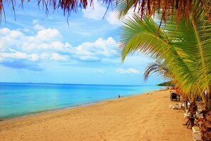 位於海灘上、白沙、遮陽傘、海灘浴巾