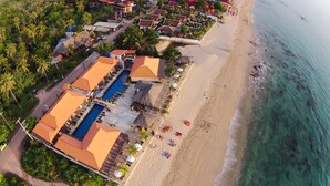 On the beach, white sand, beach umbrellas, beach towels - Peace Paradise Beach (Ko Lanta)