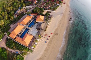 On the beach, white sand, beach umbrellas, beach towels - Peace Paradise Beach (Ko Lanta)