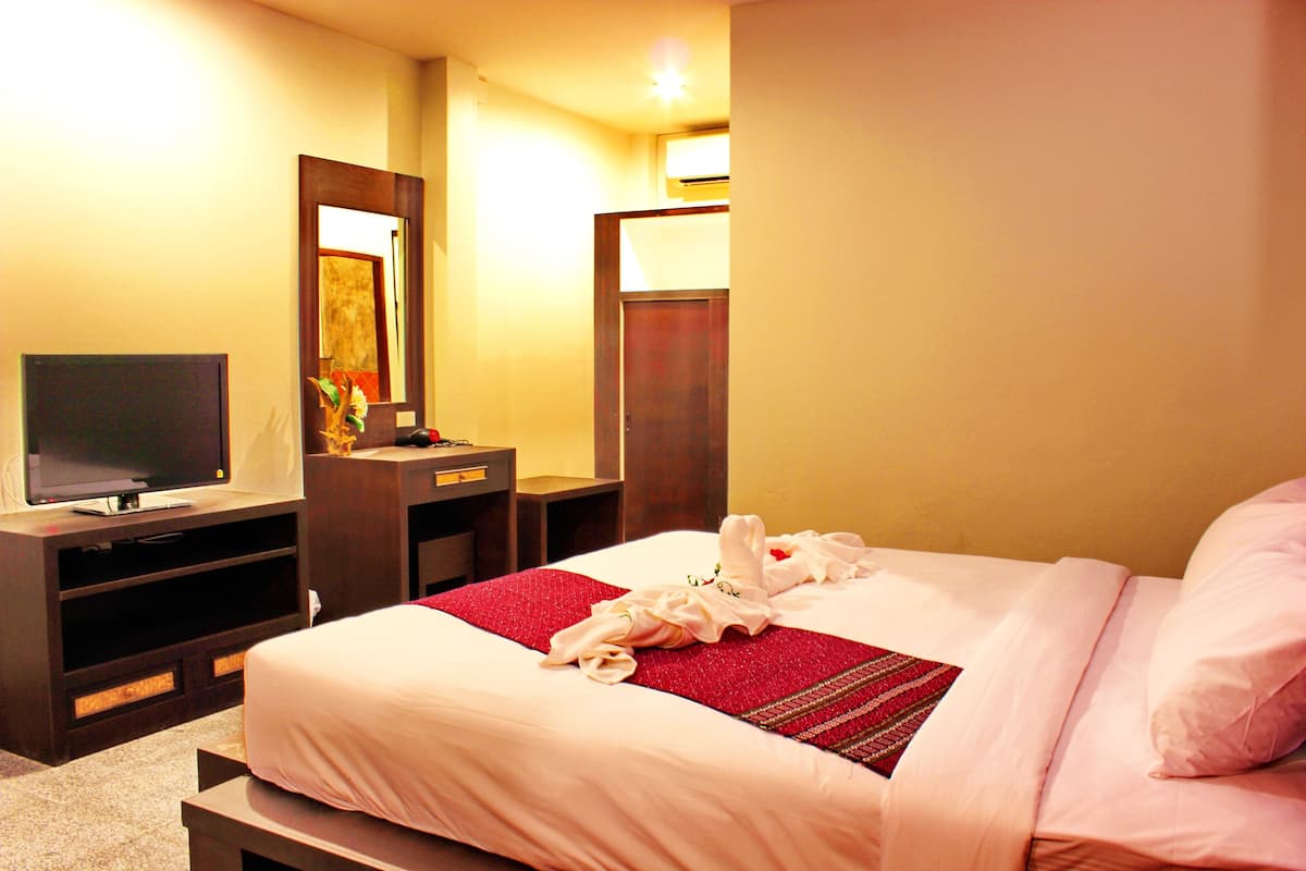 Deluxe Room | Minibar, in-room safe, desk, cribs (surcharge)