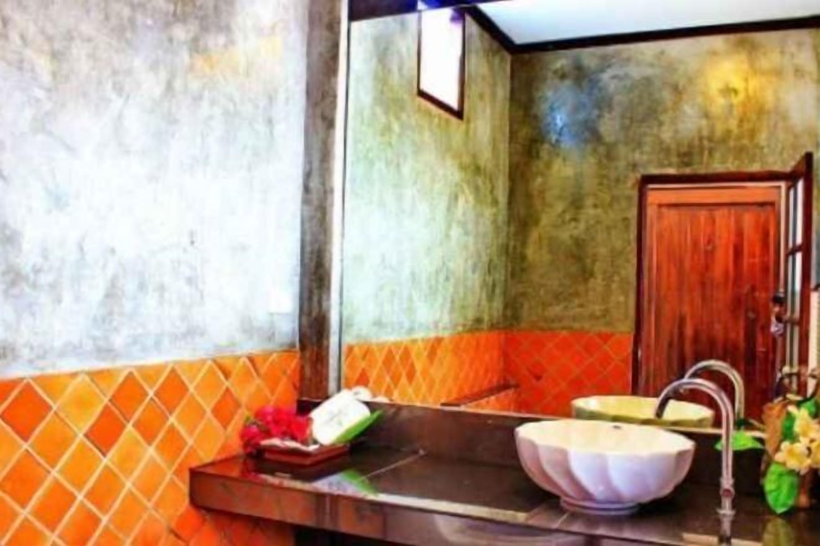 Een douche, gratis toiletartikelen, een haardroger, badjassen