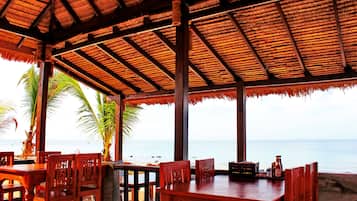 Serviço de almoço e jantar; culinária tailandesa, vistas para a praia