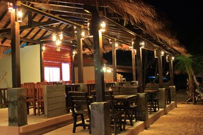 供應午餐和晚餐