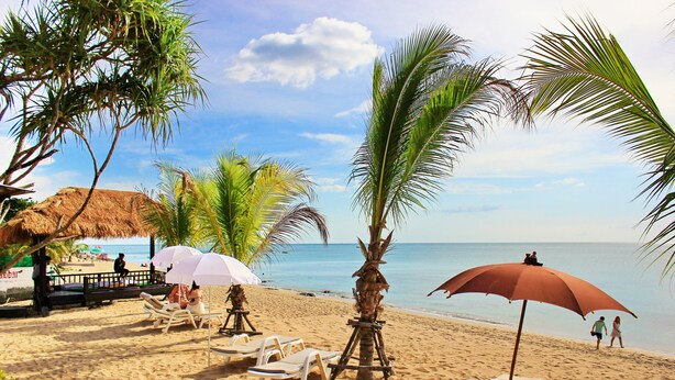 On the beach, white sand, beach umbrellas, beach towels - Peace Paradise Beach (Ko Lanta)