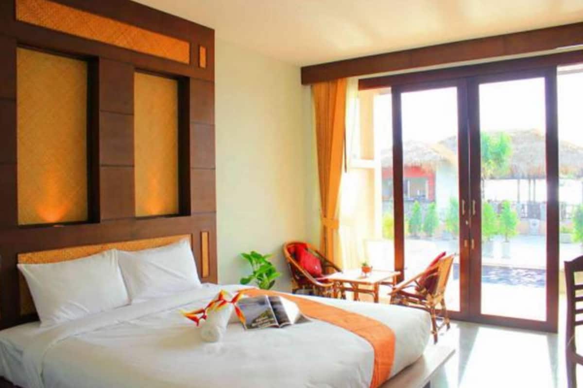 Minibar, odada kasa, masa, beşik/çocuk yatağı