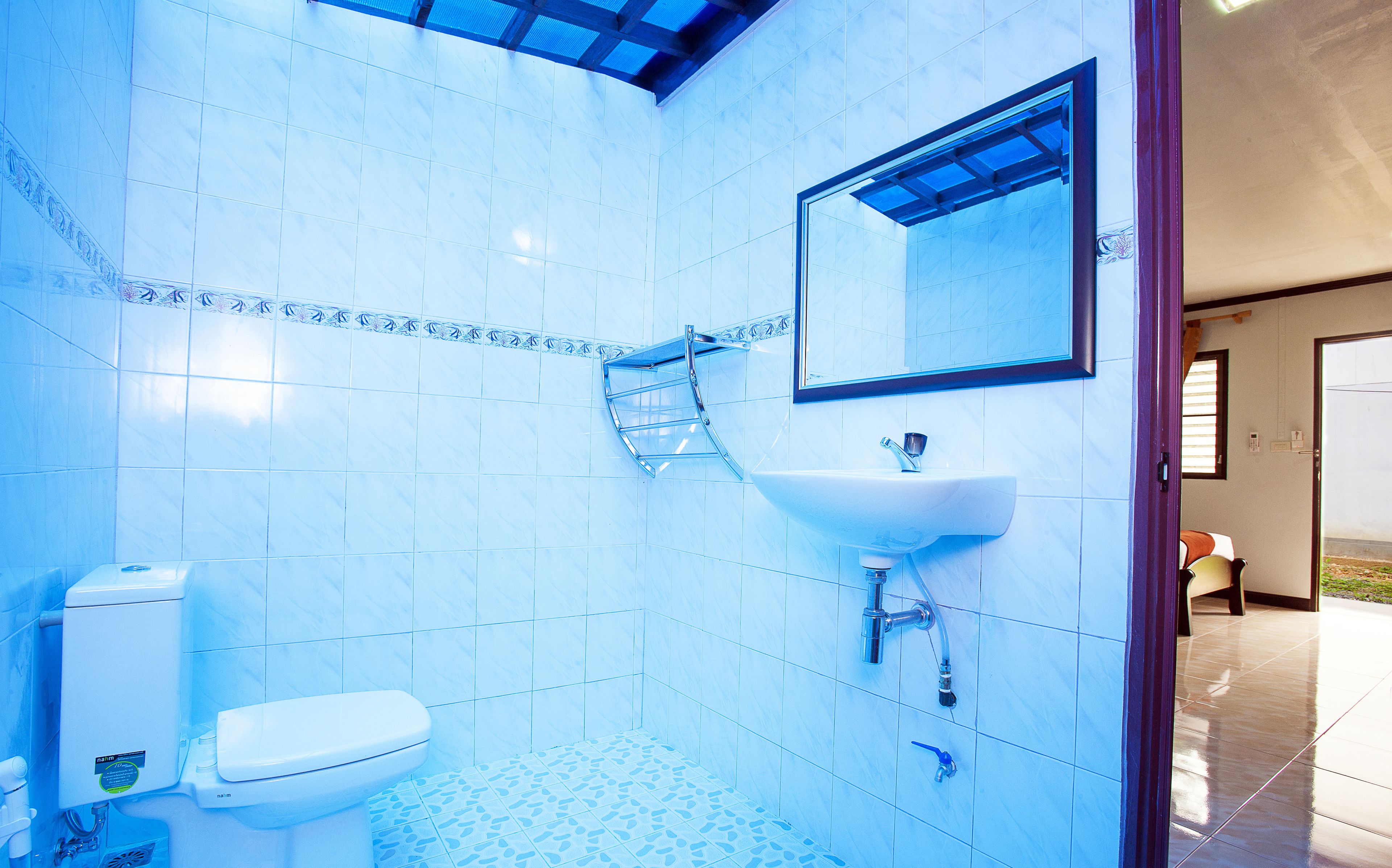 deluxe triple room (family bungalow air-condition) | bathroom | shower, free toiletries, towels