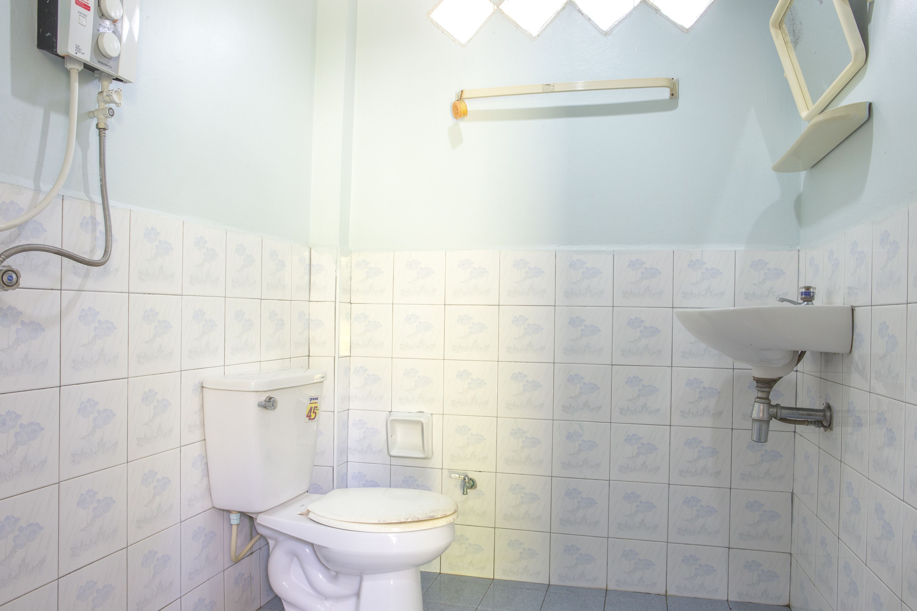 bungalow (air-con and fan) | bathroom | shower, free toiletries, towels