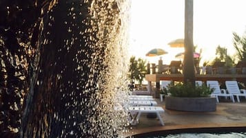 Piscina externa, funciona das 8h às 18h, guarda-sóis, espreguiçadeiras
