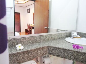 Shower, free toiletries, hair dryer, towels - Lanta Il Mare Beach Resort (Ko Lanta)