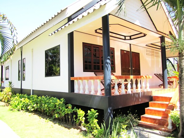 A two-story house with a balcony, a staircase, and a garden area. - Lanta Il Mare Beach Resort (Ko Lanta)