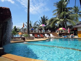 Piscina externa, funciona das 8h às 18h, guarda-sóis, espreguiçadeiras