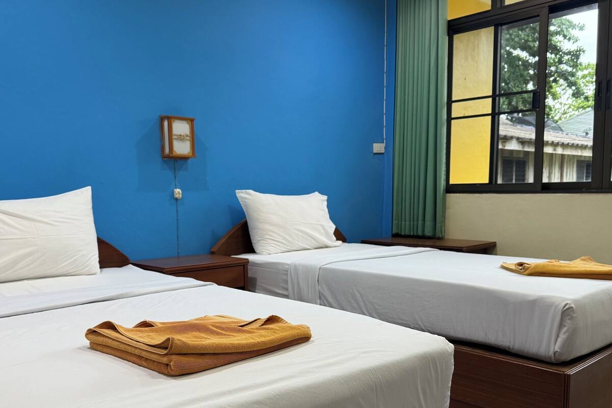 Brankas, meja kerja, tempat tidur lipat/tambahan, dan Wi-Fi gratis
