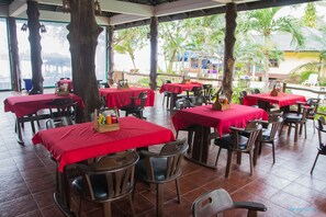 Breakfast, lunch, dinner served; ocean views