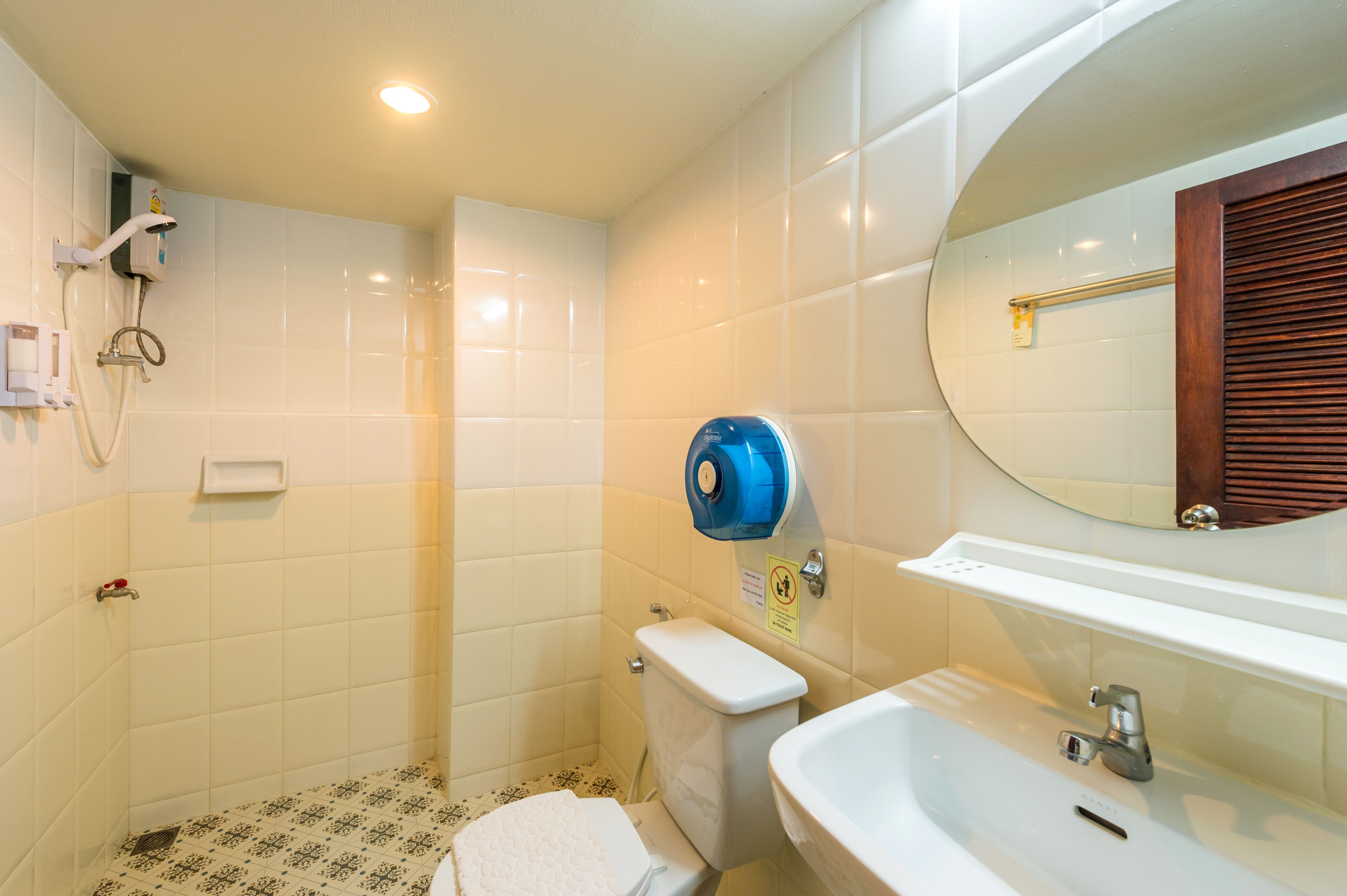 superior double room | bathroom | shower, towels