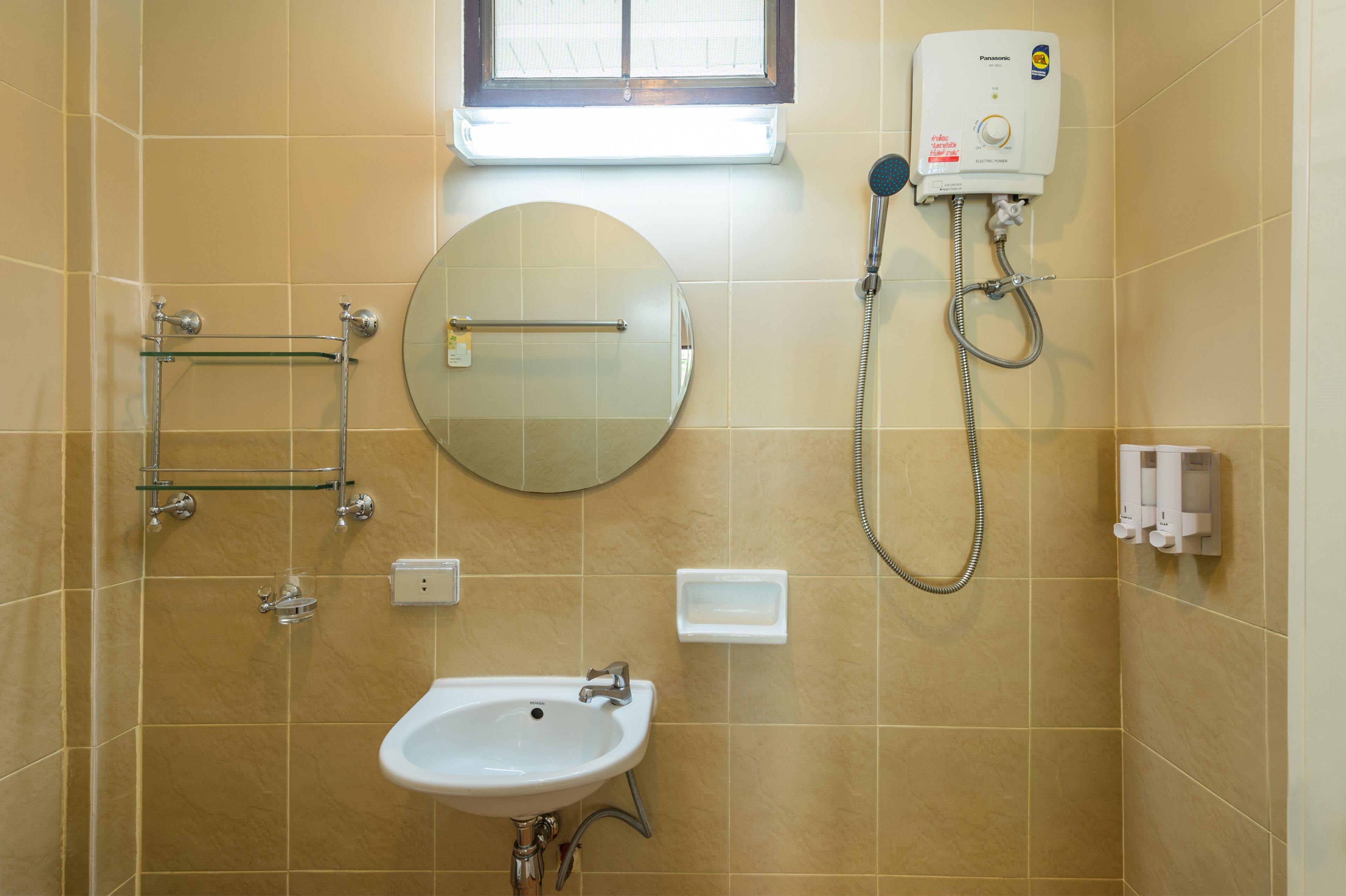 cabin double room | bathroom | shower, towels