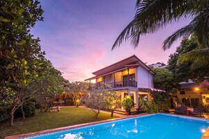 Una piscina al aire libre de temporada