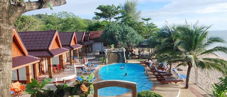 Utendørsbasseng og solsenger