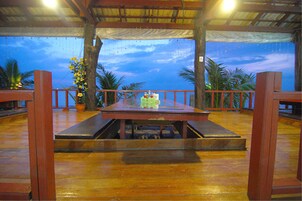 Se sirven desayunos, almuerzos y cenas; cocina tailandesa