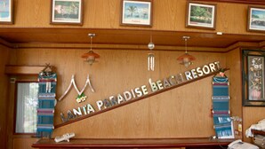 A wooden reception desk with a sign reading "LANTA PARADISE BEACH RESORT". - Lanta Paradise Beach Resort (Ko Lanta)
