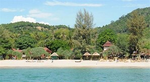Breakfast, lunch, dinner served; Thai cuisine, beach views