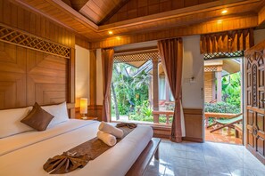 Deluxe bungalow | Een kluis op de kamer, een bureau, gratis wifi