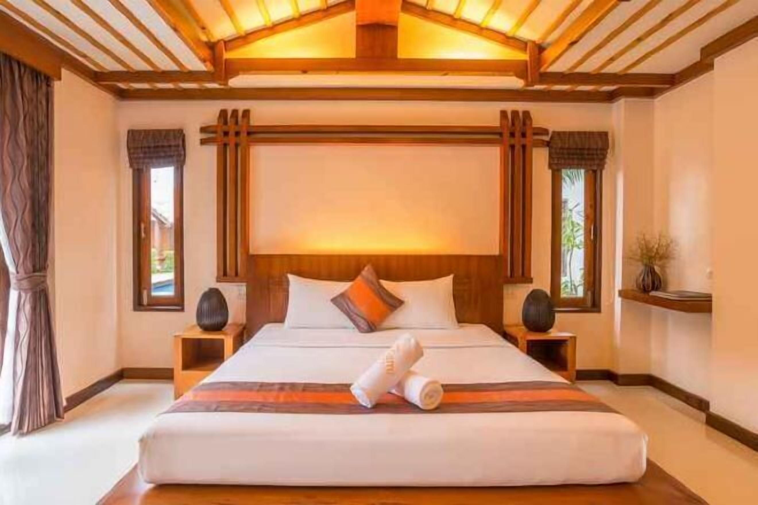 客房内保险箱、办公桌、免费 WiFi