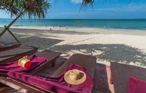 On the beach, beach massages, beach bar - Lanta Miami Resort (Ko Lanta)