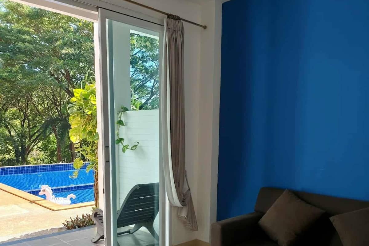 Suíte, acesso à piscina | 1 quarto, cofres nos quartos, cortinas blackout, Wi-Fi de cortesia