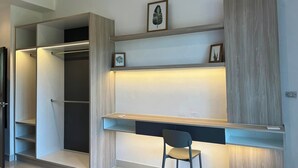 Une chambre moderne dotée d’étagères intégrées, d’un bureau et d’une chaise.