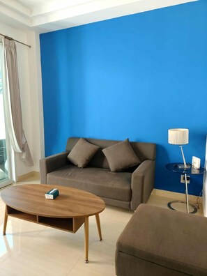 Suite, adgang til basseng | Safe på rommet, blendingsgardiner, wi-fi (inkludert) og sengetøy