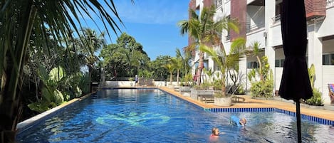 Estudi, accés a la piscina | Exterior