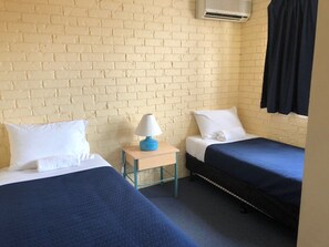 Iron/ironing board, cots/infant beds, rollaway beds, WiFi - Harbour Side Resort (Southport)