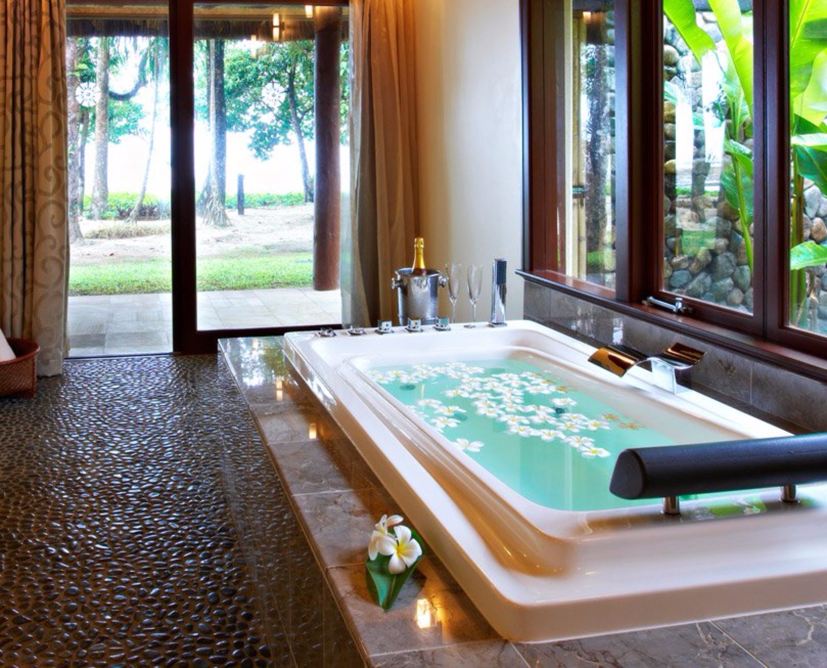 Bathroom | Separate tub and shower, jetted tub, free toiletries, hair dryer