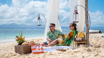 Se sirven desayunos, almuerzos y cenas; con vista a la playa