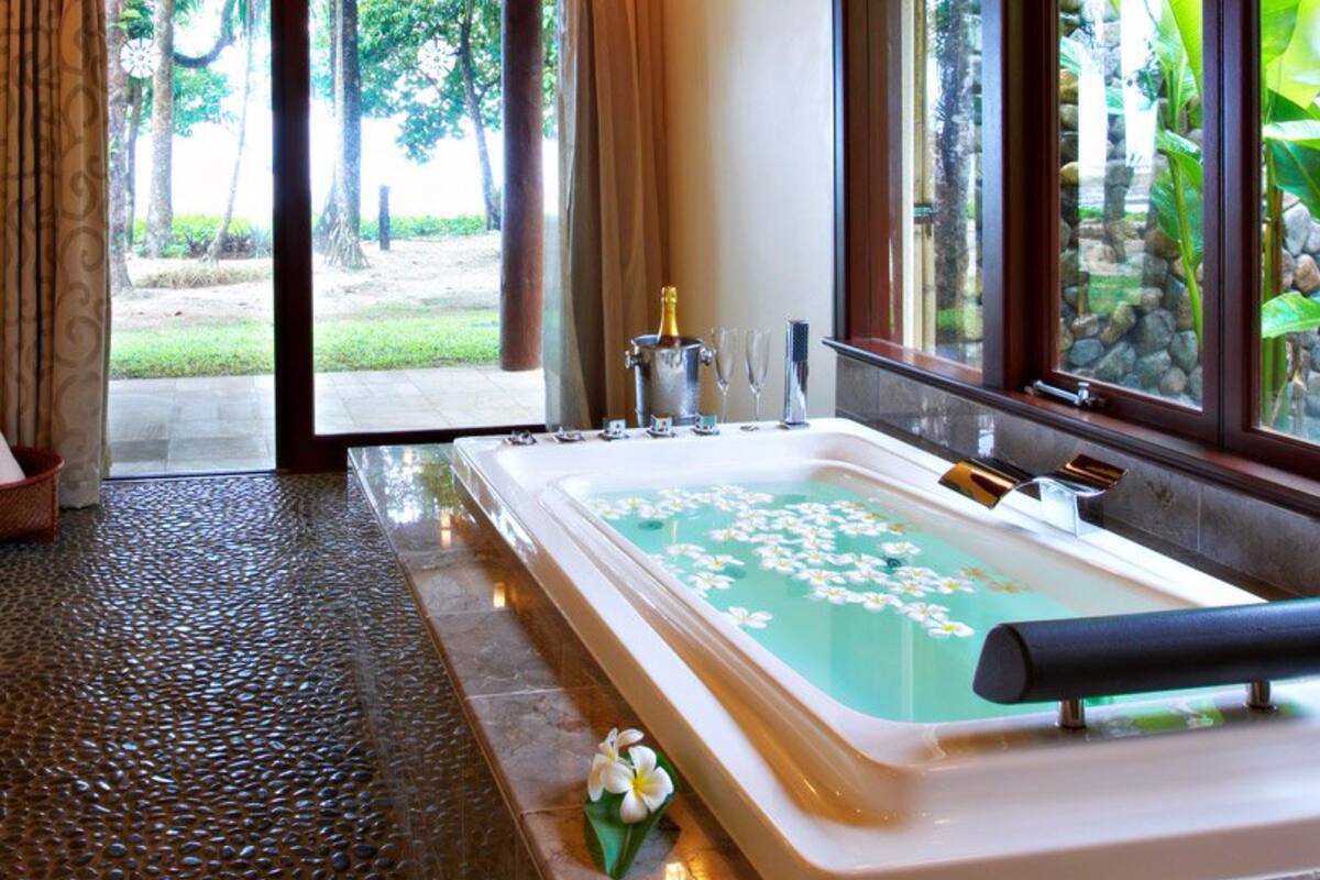 separate bathtub and shower, jetted bath, free toiletries, hair dryer