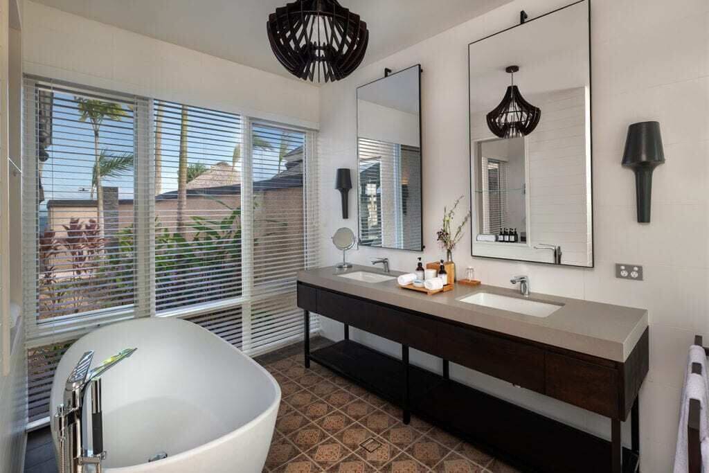 separate bathtub and shower, jetted bath, free toiletries, hair dryer