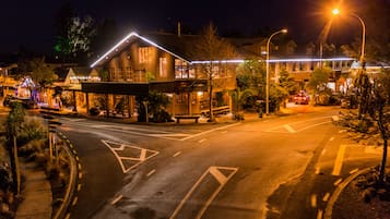 Facciata della struttura - sera/notte