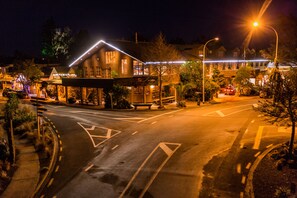 واجهة المنشأة - في المساء/الليل