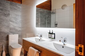 مستلزمات مجانية للعناية الشخصية، مجففات شعر، برانس (أردية) حمّام، مناشف