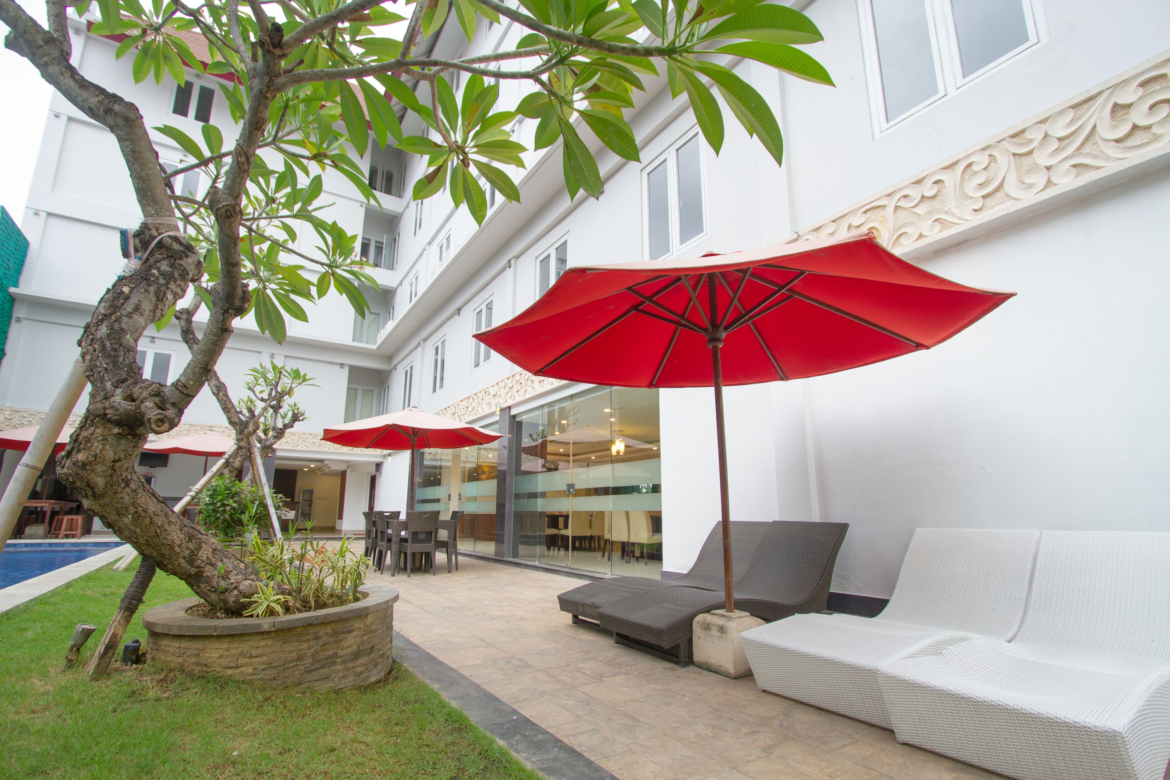 Outdoor pool, pool umbrellas, sun loungers