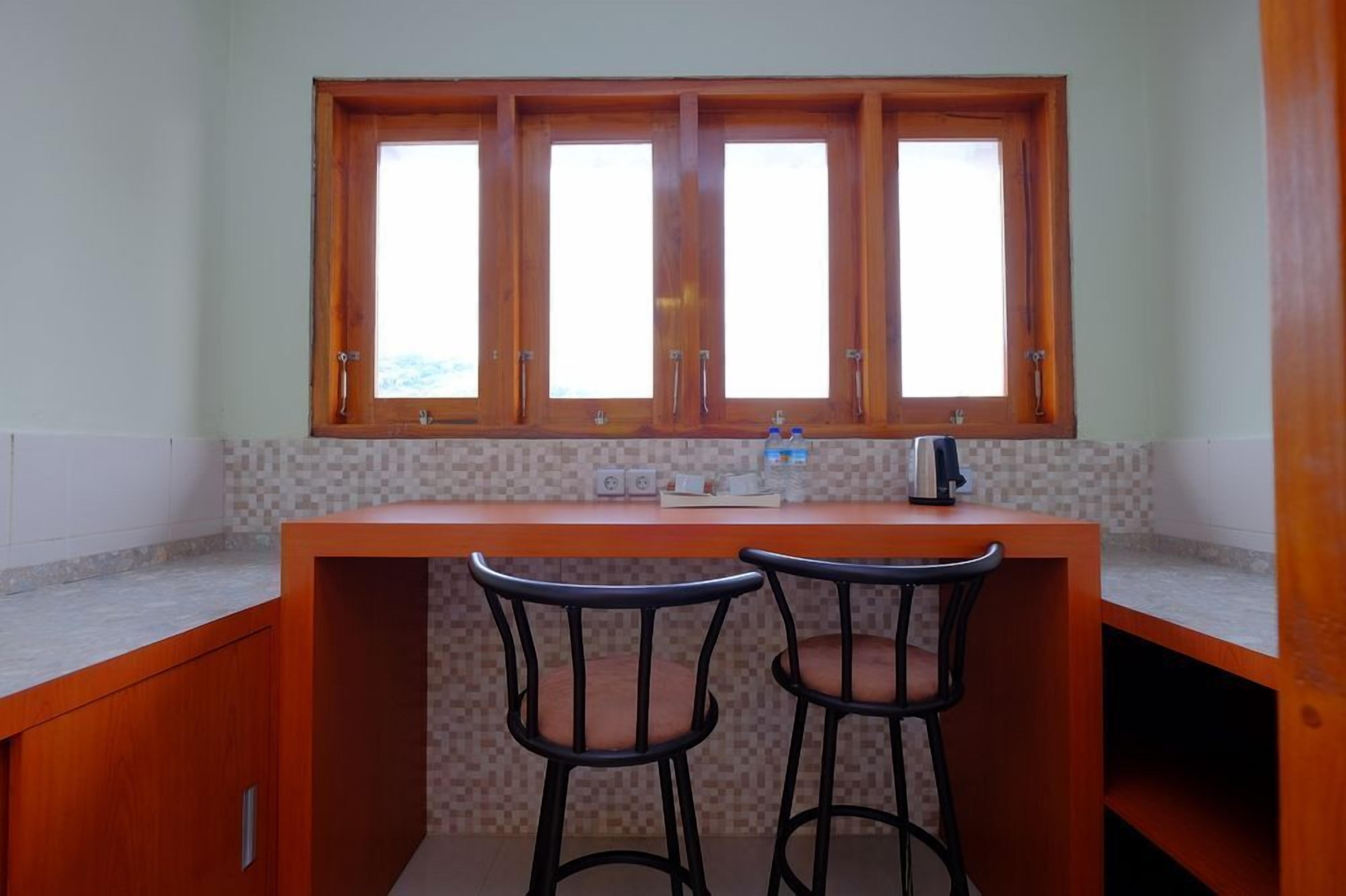 junior studio suite, 1 king bed, pool view | private kitchen