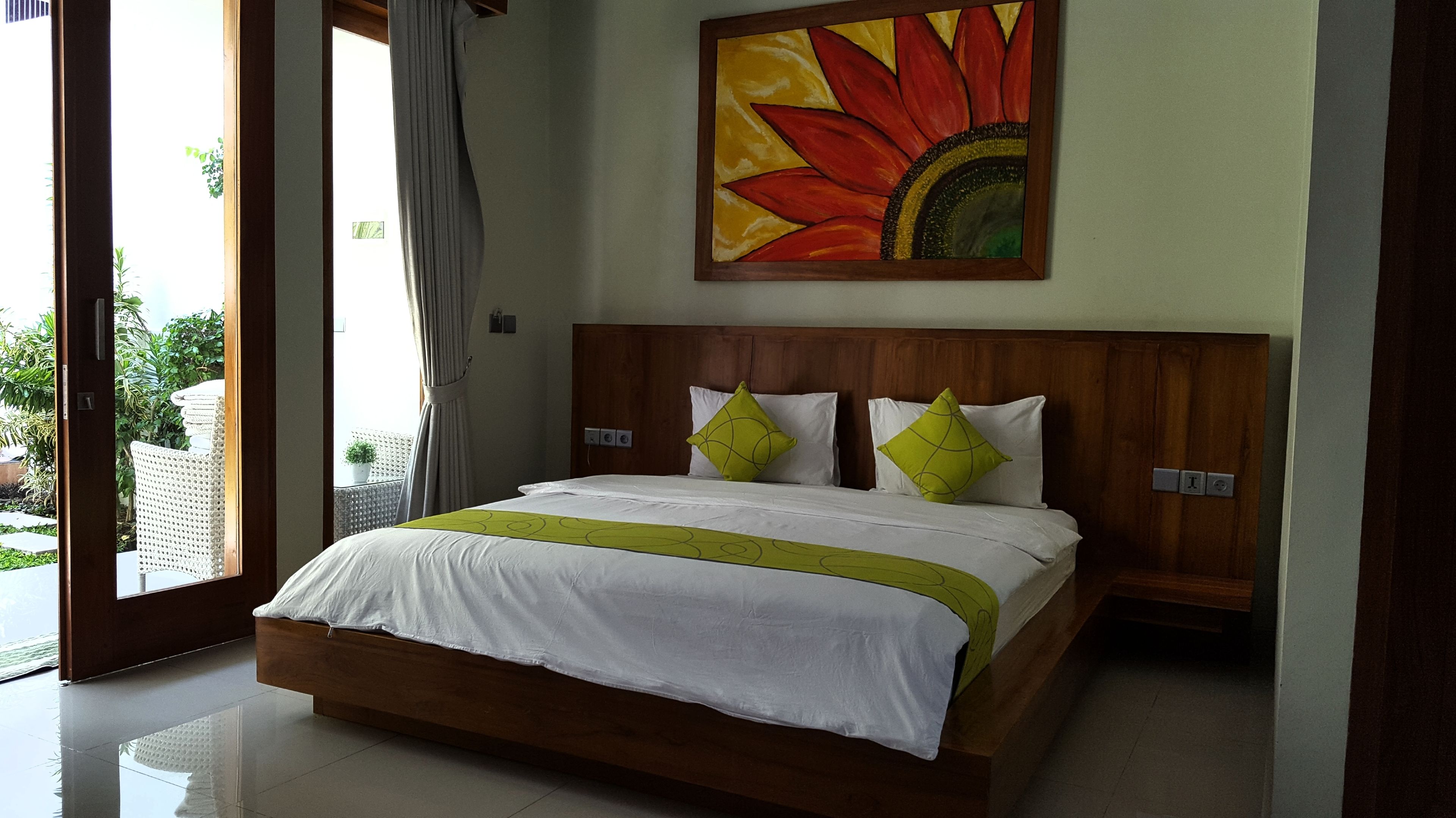 junior studio suite, 1 king bed, pool view | minibar, laptop workspace, free wifi, bed sheets