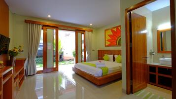 Studio Suite Junior, 1 Tempat Tidur King, pemandangan kolam renang | Minibar, ruang kerja ramah laptop, Wi-Fi gratis, dan seprai linen