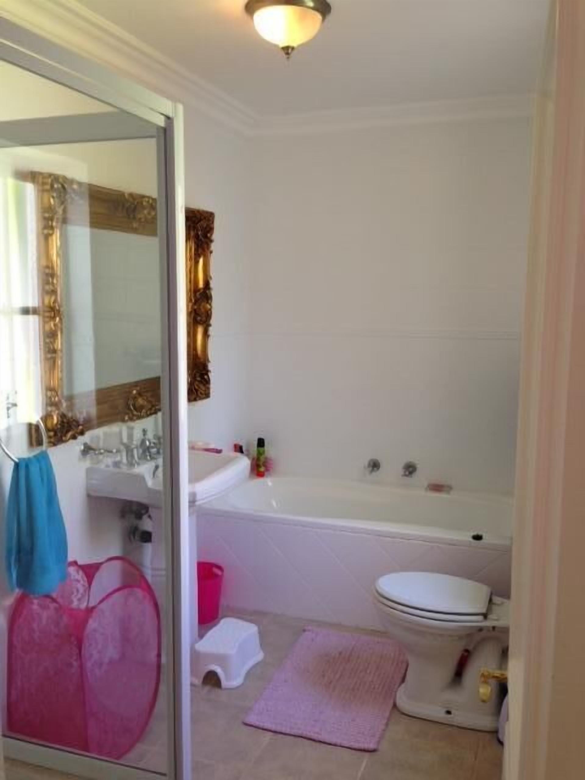 Un baño con bañera, inodoro y lavamanos.