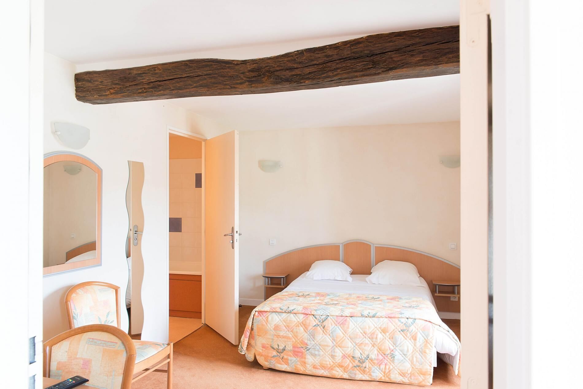 double room | desk, blackout curtains, soundproofing, free cots/infant beds